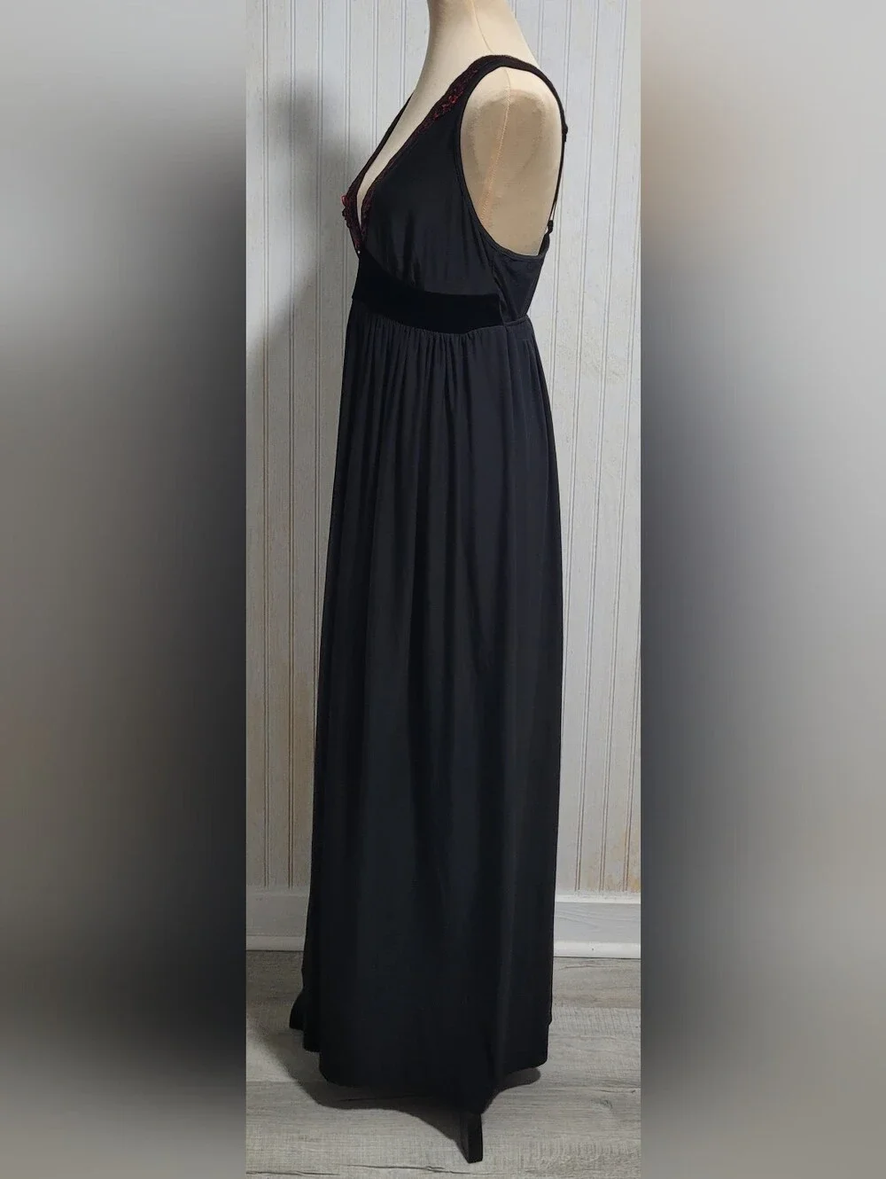 In Bloom by Jonquil Black Red Lace Trim Maxi Nightgown Size Medium EUC